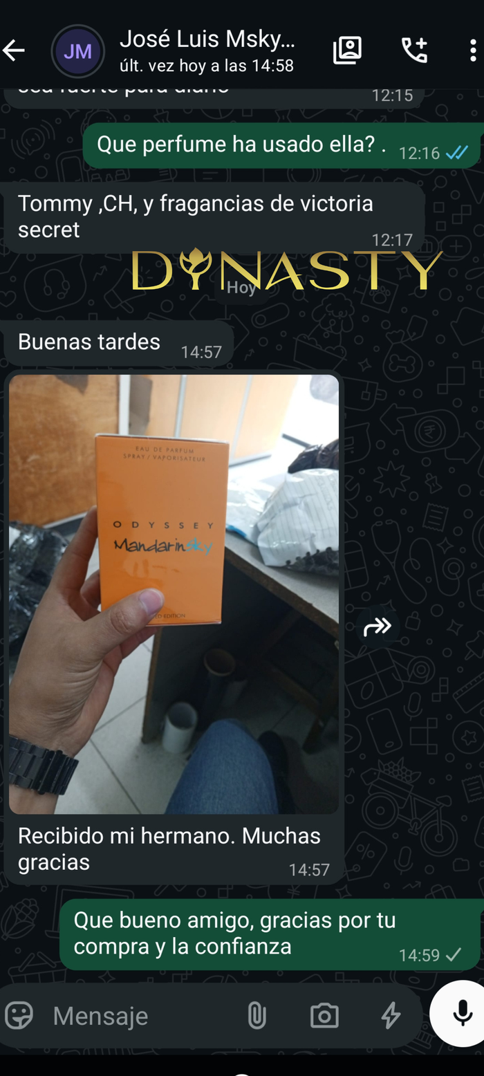 Cliente feliz con su pedido de Dynasty
