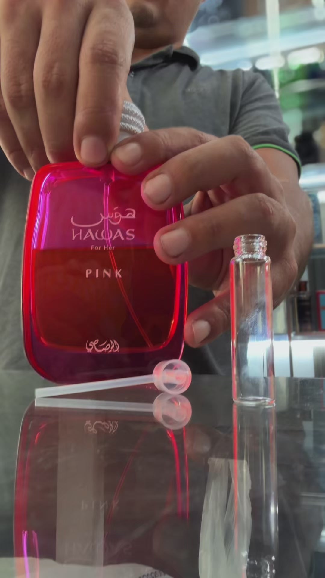 Mostrando un perfume en la tienda Dinasty